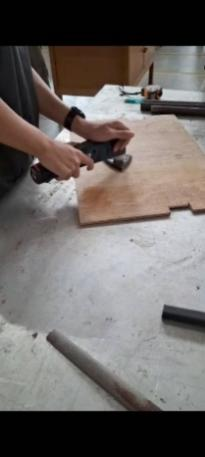 A person using an electric grinder

Description automatically generated